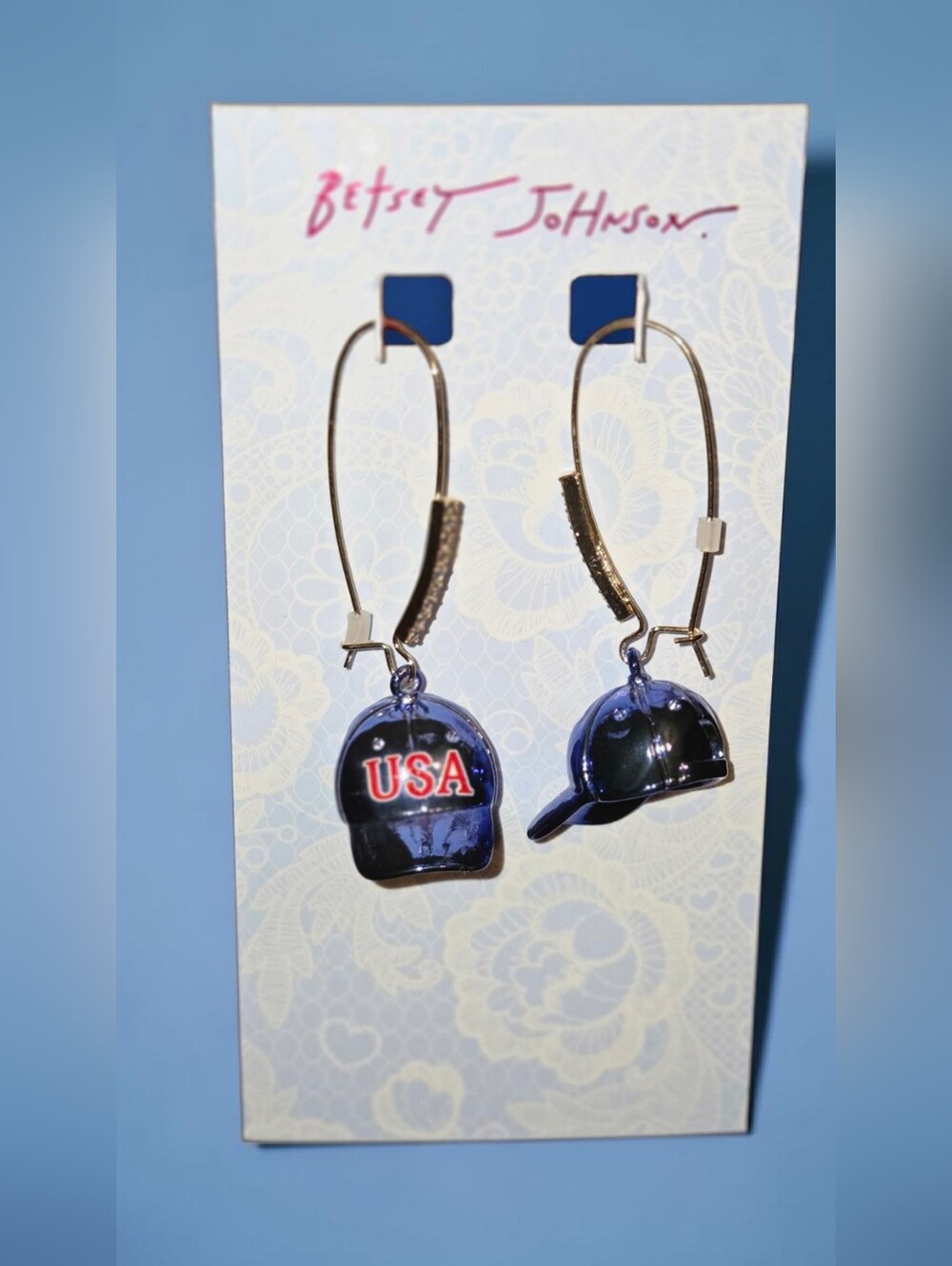 Betsey Johnson 'USA' Baseball Cap Drop Earrings & Rae Dunn Dbl Sided Mug, NWT - Picture 3 of 7